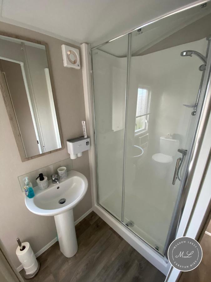 Meadow View 171 - Golden Palm - Heating, Wifi, Pet Friendly, Bed Linen - Meadow Lakes Caravan & Hire